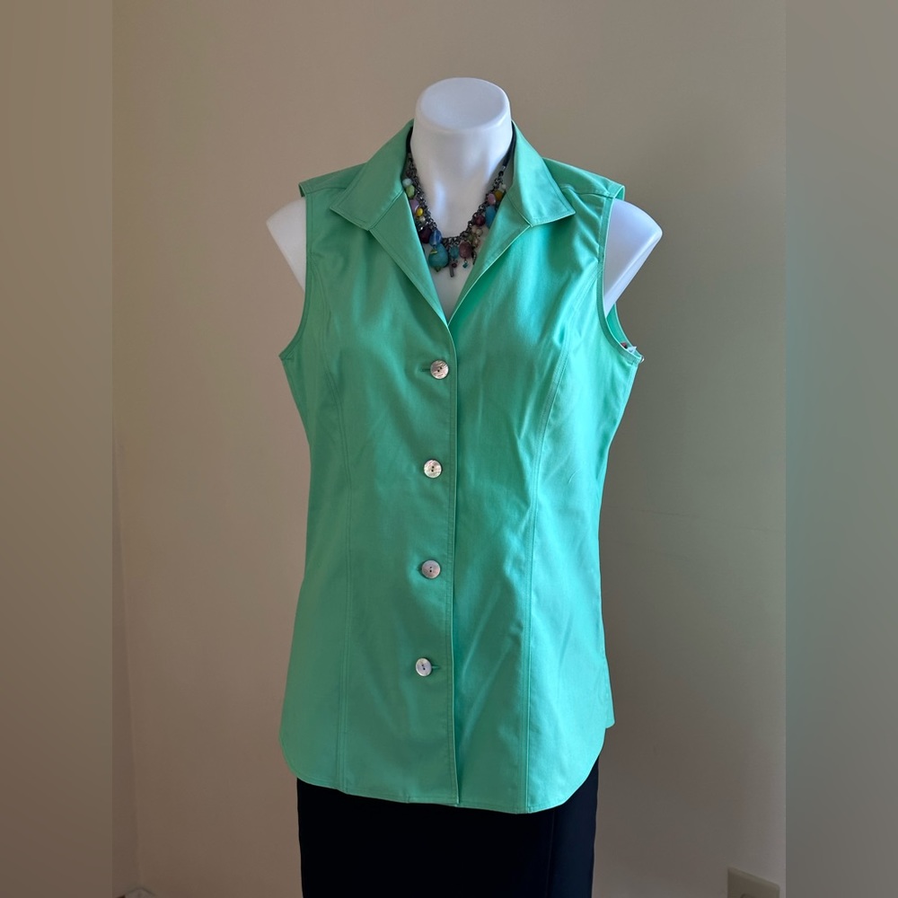 Foxcroft Green Pearl Button Down Collard sleeves Blouse SZ 8  In Great Condition